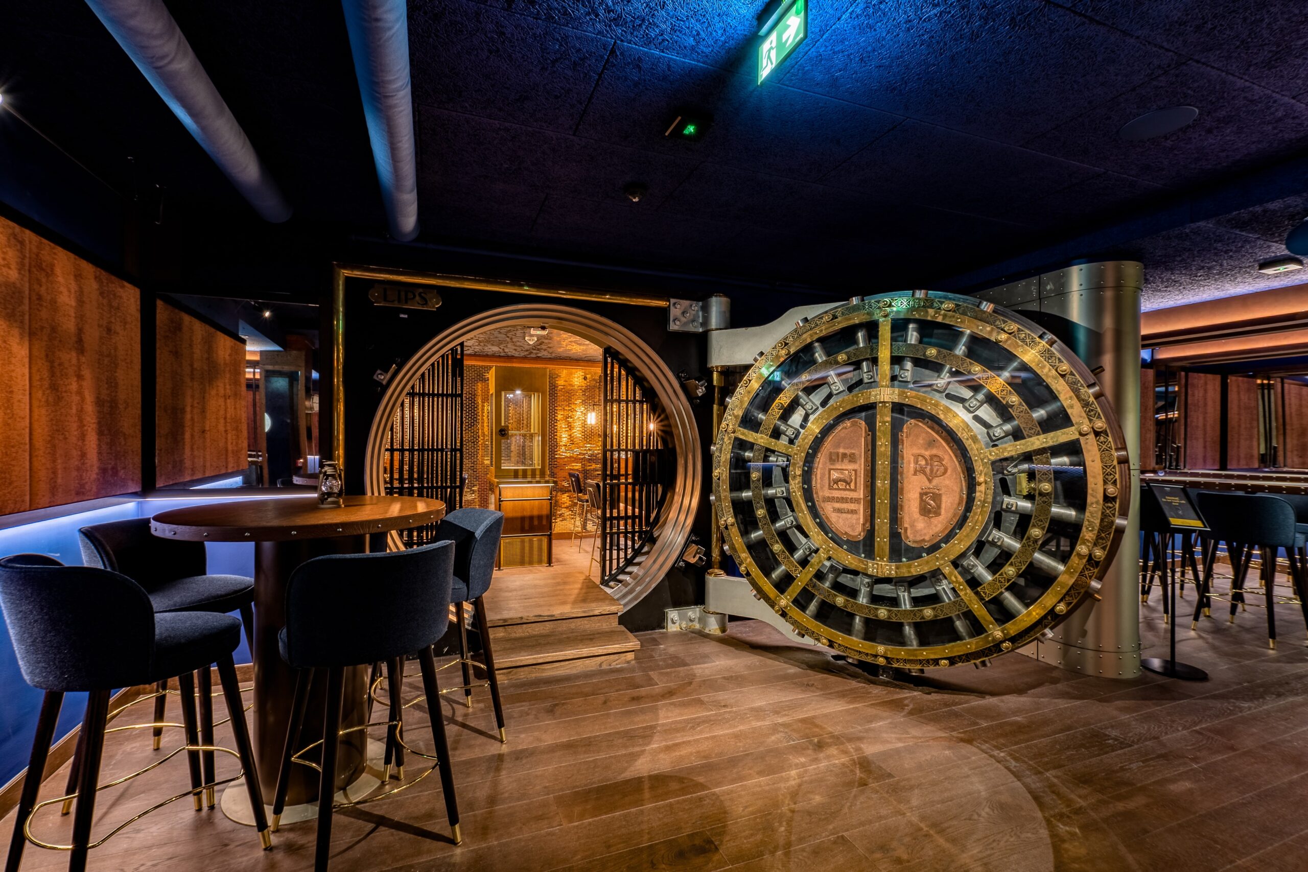 Cozy evening ambiance at Ultramarijn bar, voco The Hague