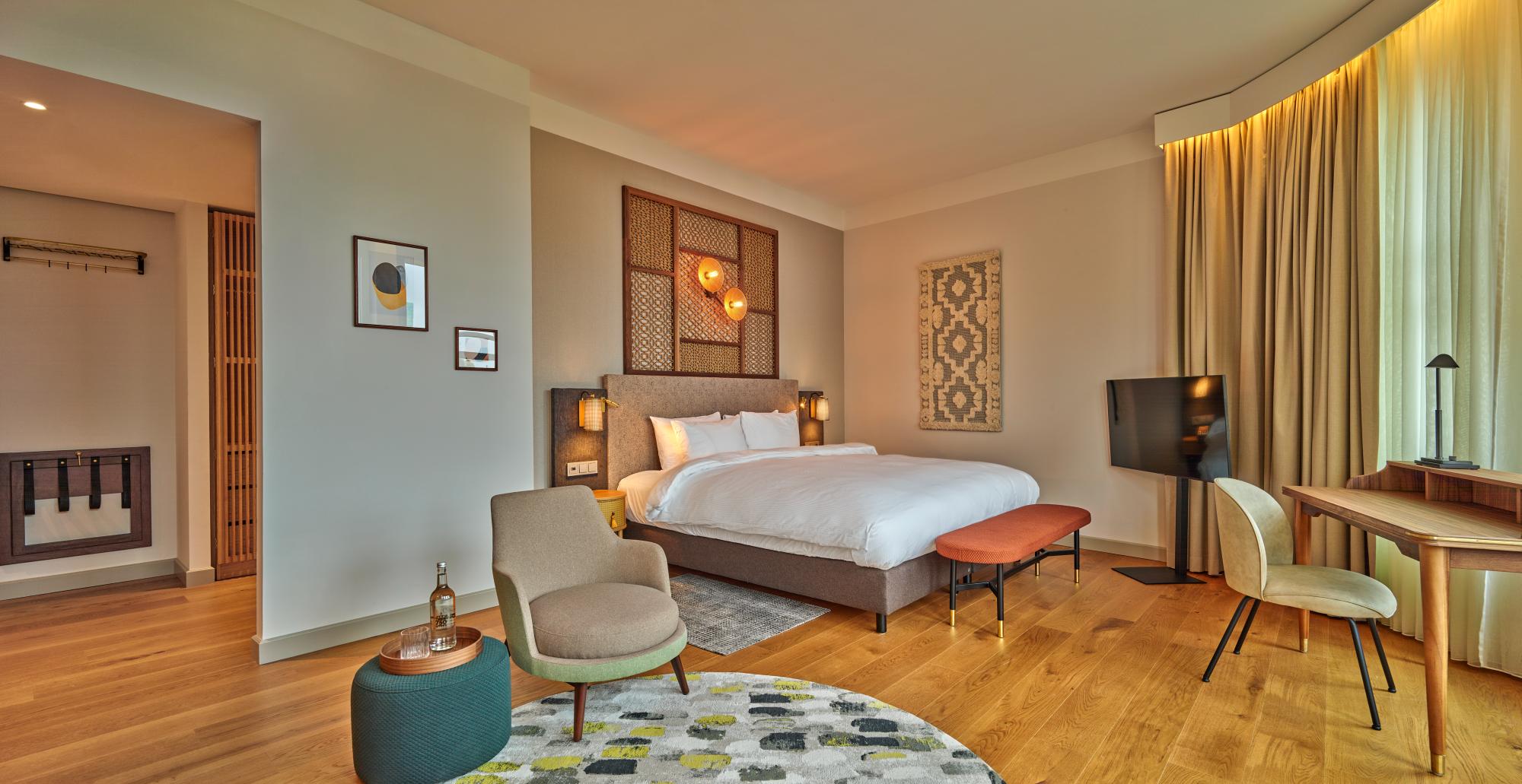Luxury suite with King bed and panoramic Kneuterdijk view – voco The Hague