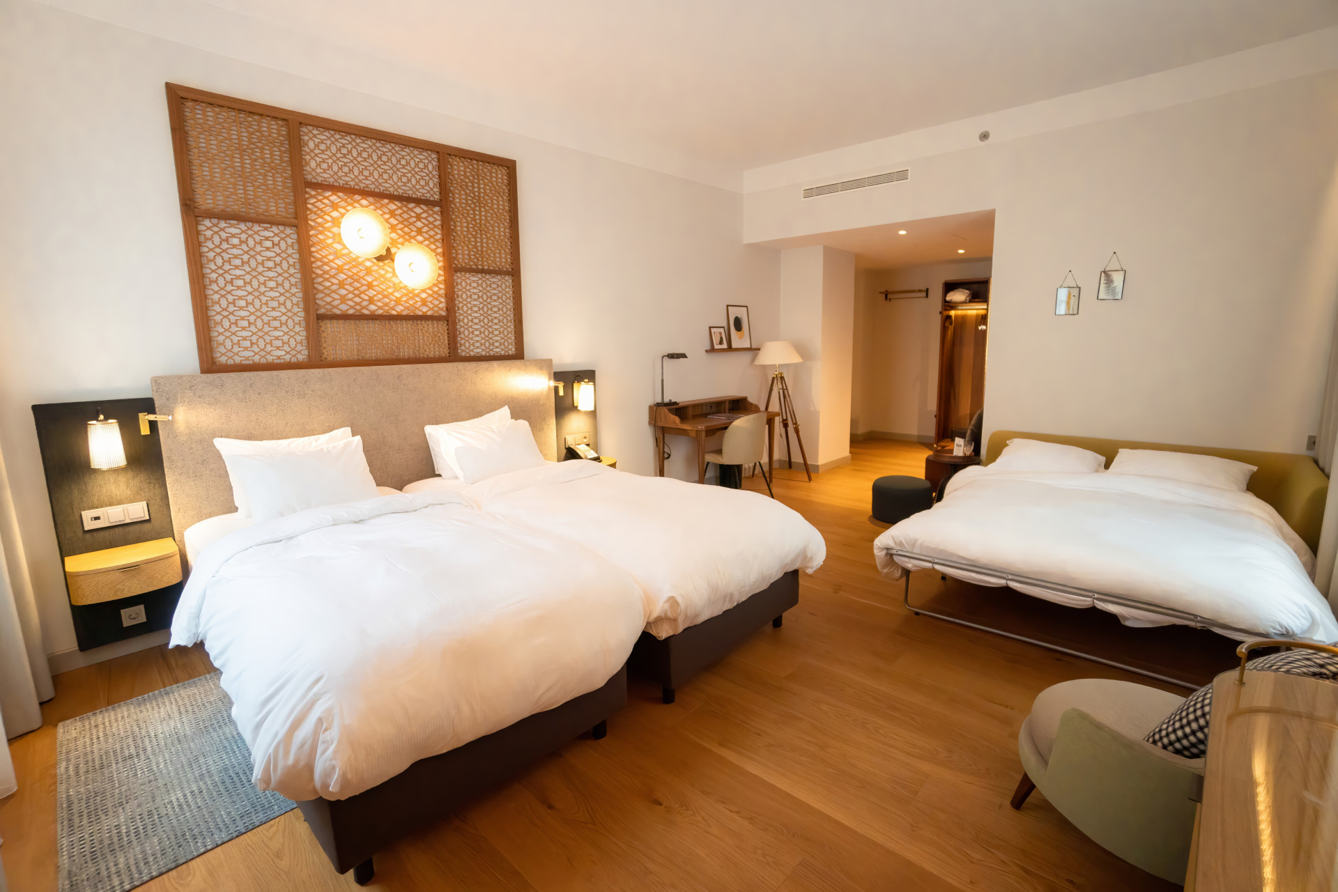 Elegant twin bed Premium room with Chromecast TV and city skyline views at voco The Hague.