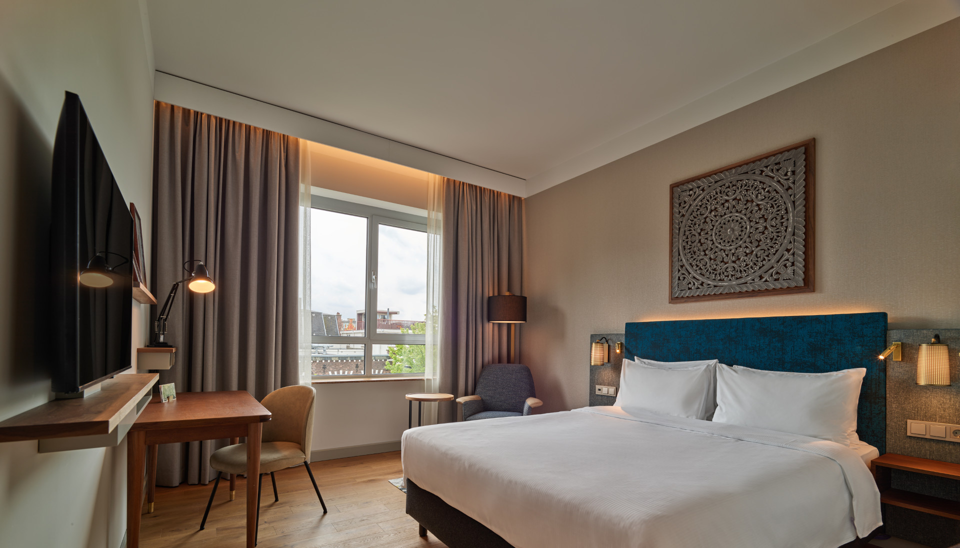 High-floor Premium room with palace view, sustainable bedding, and full amenities at voco The Hague.