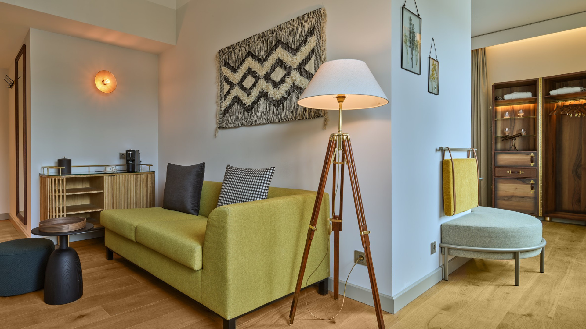 Comfortable lounge space in King Suite with sofa and lamp – voco The Hague