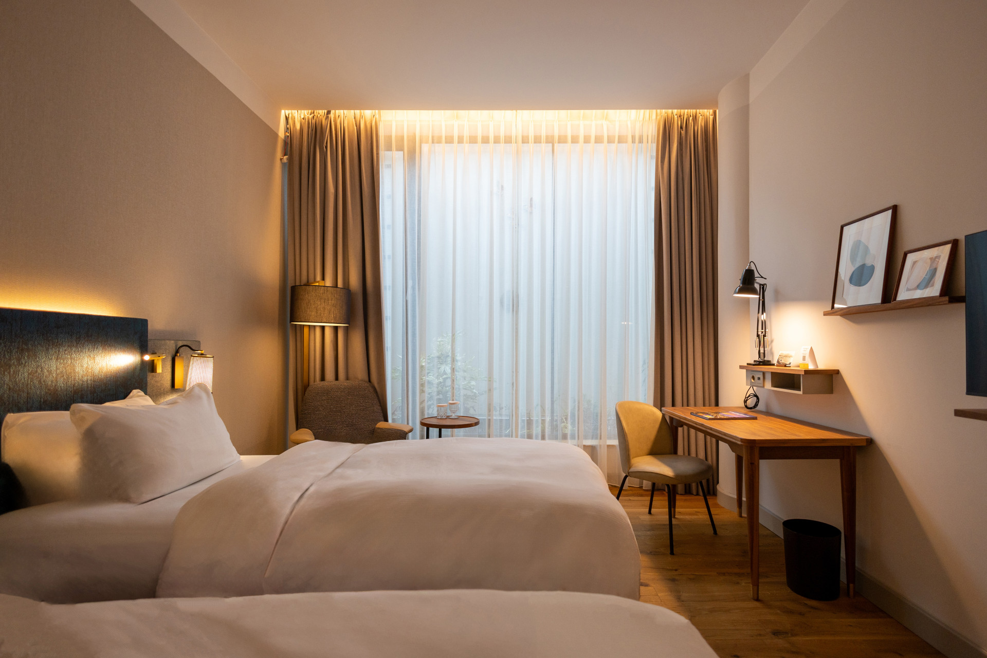 Spacious 33sqm Twin bedroom at voco The Hague featuring accessible bathroom and modern amenities.