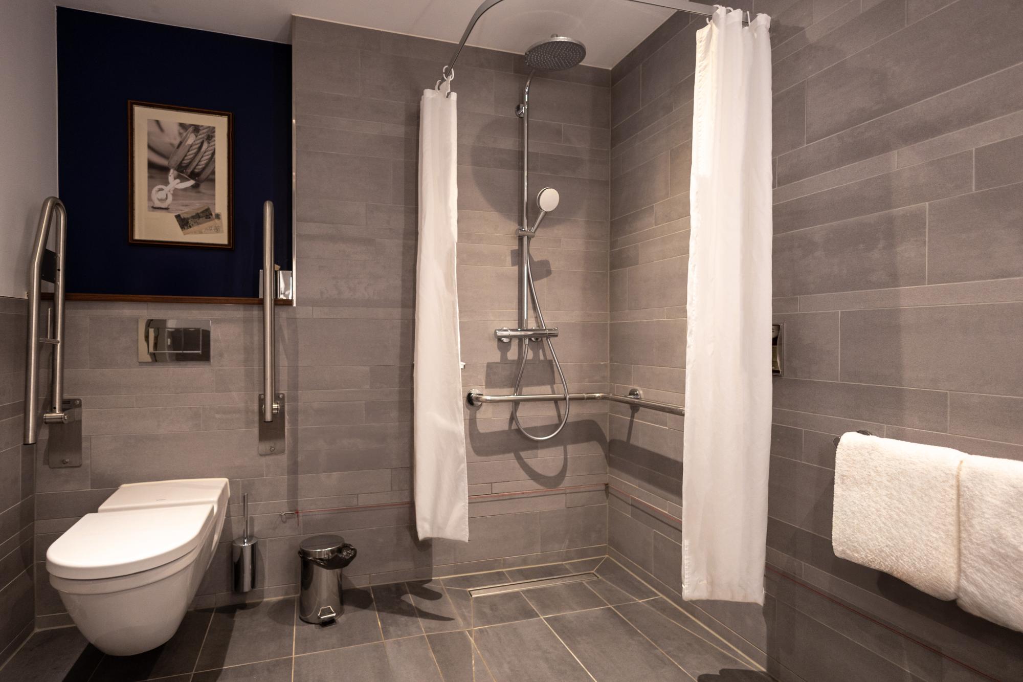 Accessible room - bathroom voco The Hague
