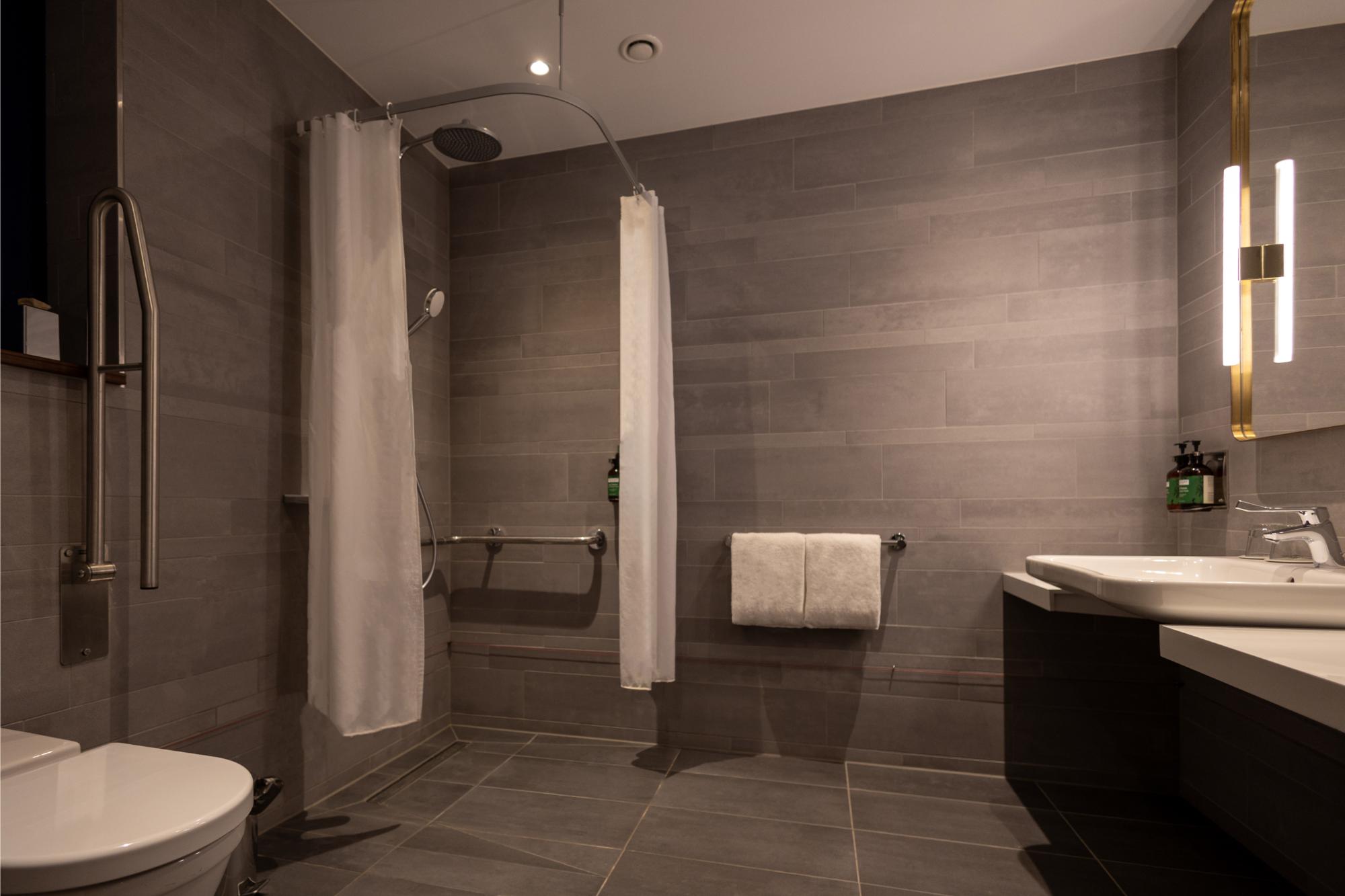 Accessible room - bathroom voco The Hague