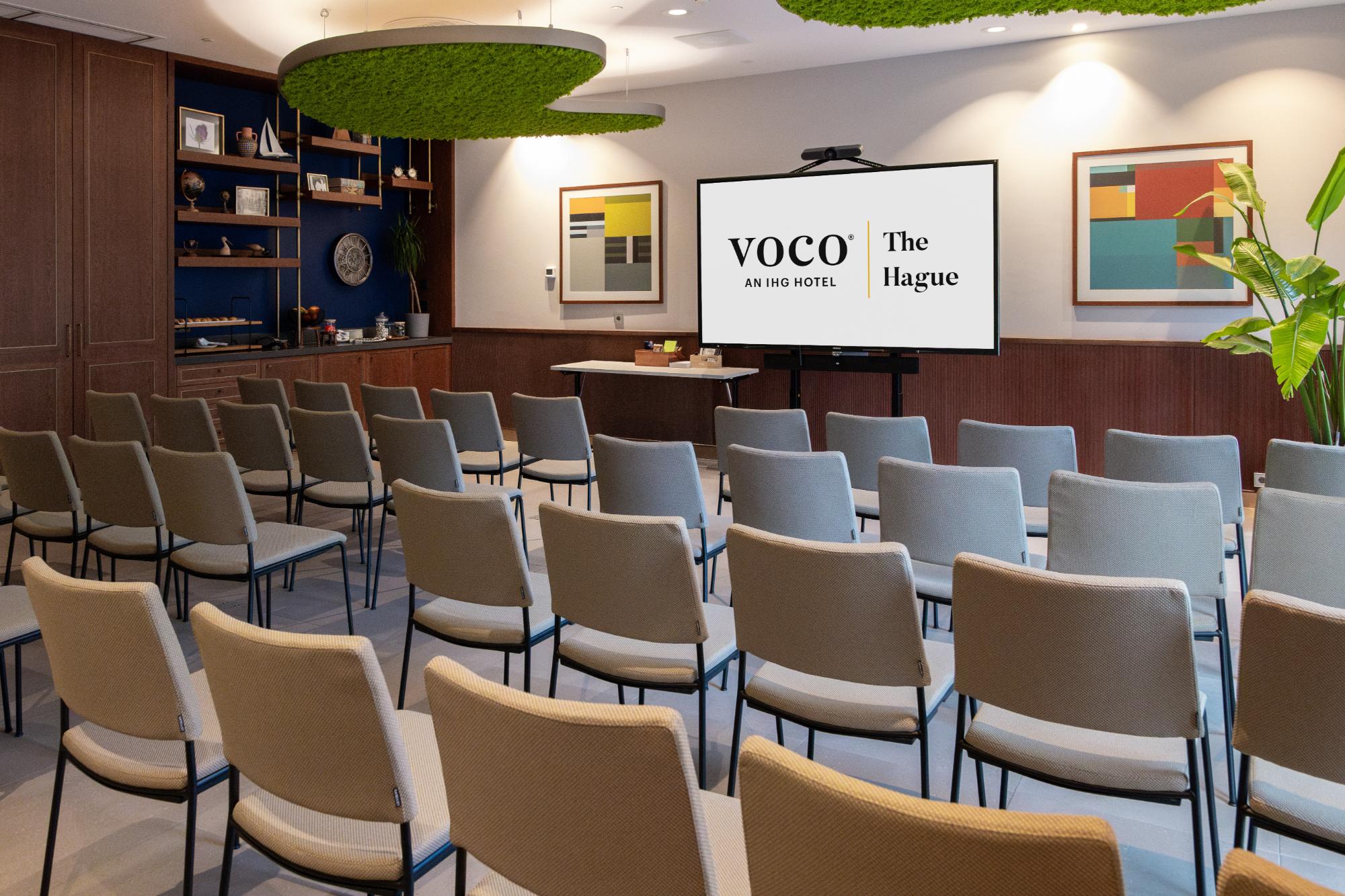 De Reiger meeting room in theater layout with presentation screen – voco The Hague