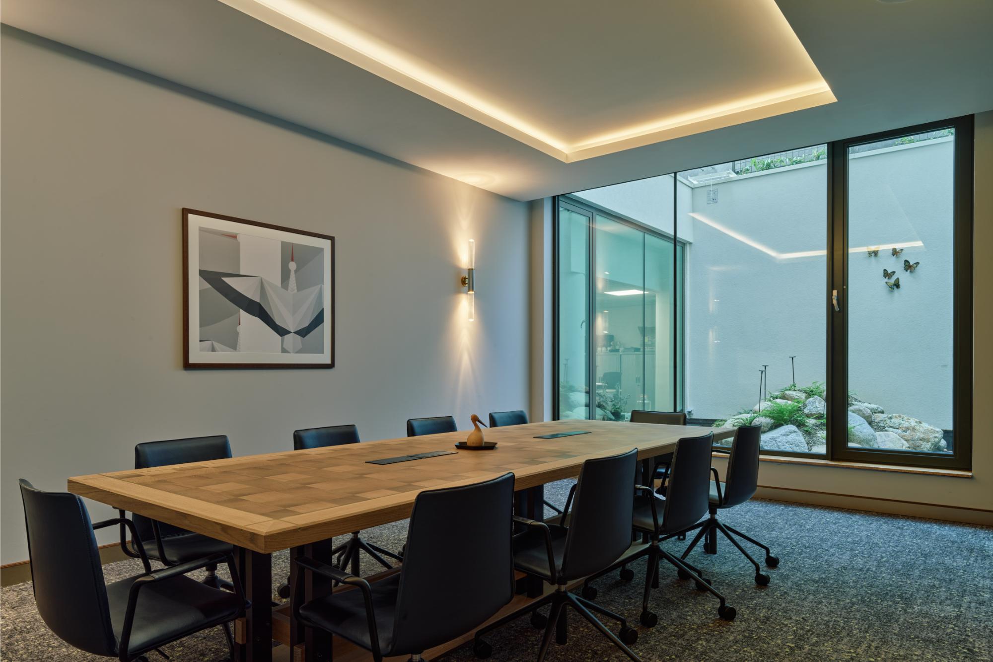 Bright and intimate meeting space with outdoor courtyard – voco The Hague