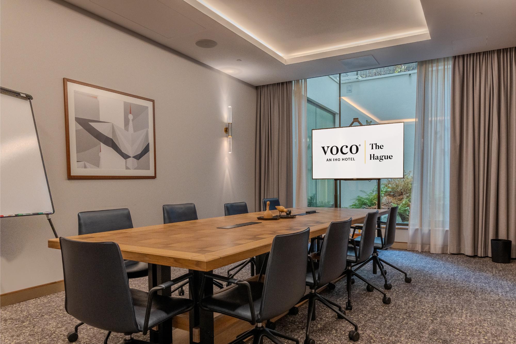 Modern boardroom with natural light at voco The Hague – Ooievaar Meeting room