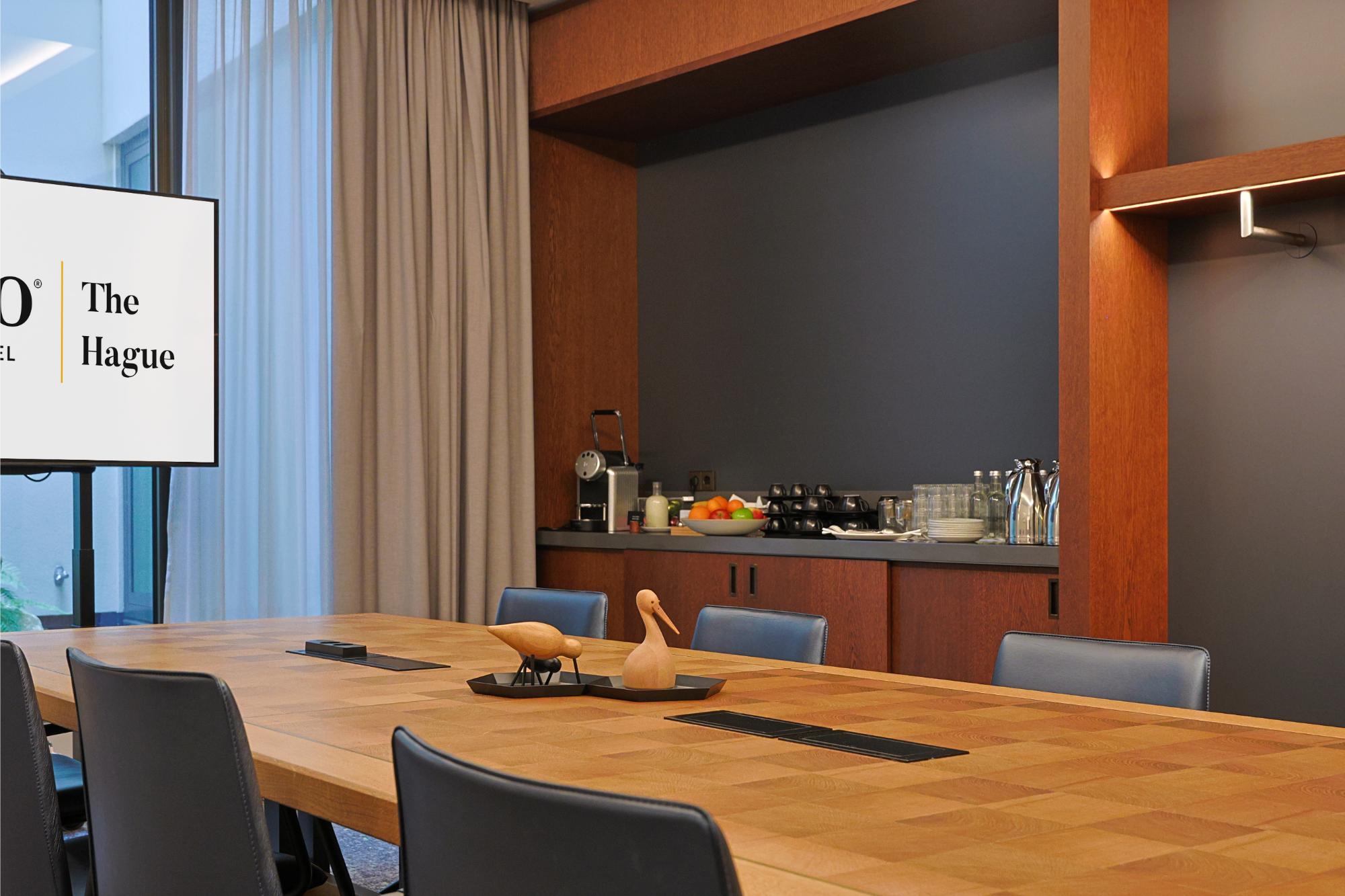 Ooievaar meeting space with coffee station – voco The Hague business hotel
